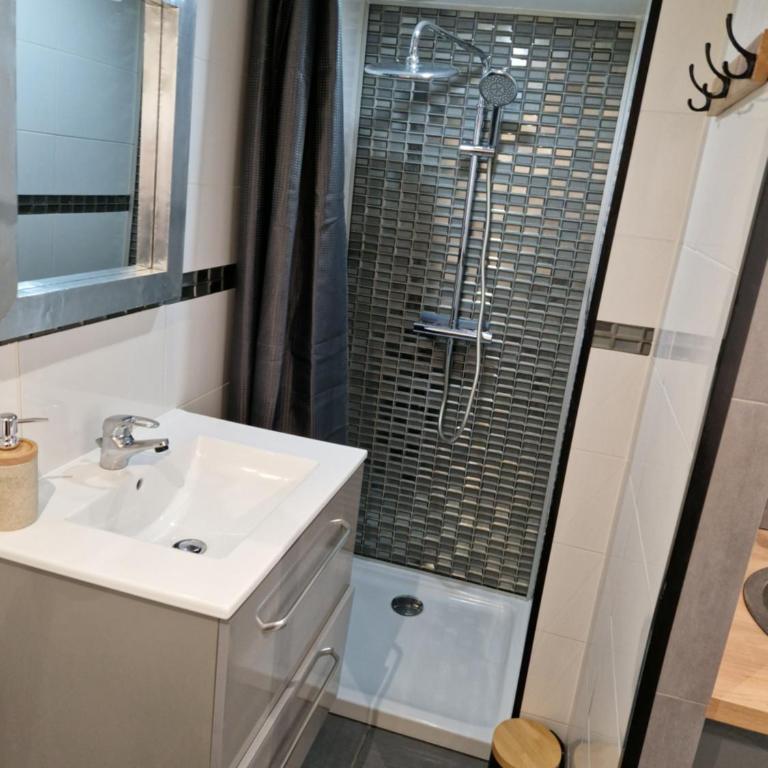 Magnifique logement à 200m de la plage avec terrasse et emplacement voiture gratuit - Apartment mit 1 Schlafzimmer - 11