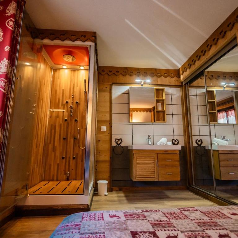 L'Ours appartement centre Jacuzzi - Superior Apartment with Balcony - 31