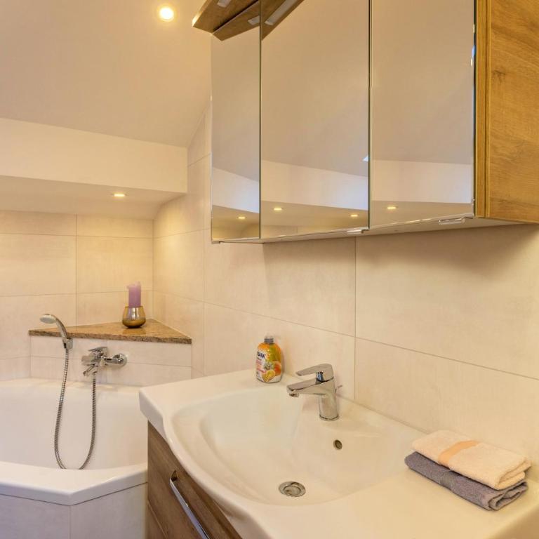 Ferienwohnung Bergkristall - Superior Apartment mit 1 Schlafzimmer und Balkon - 12