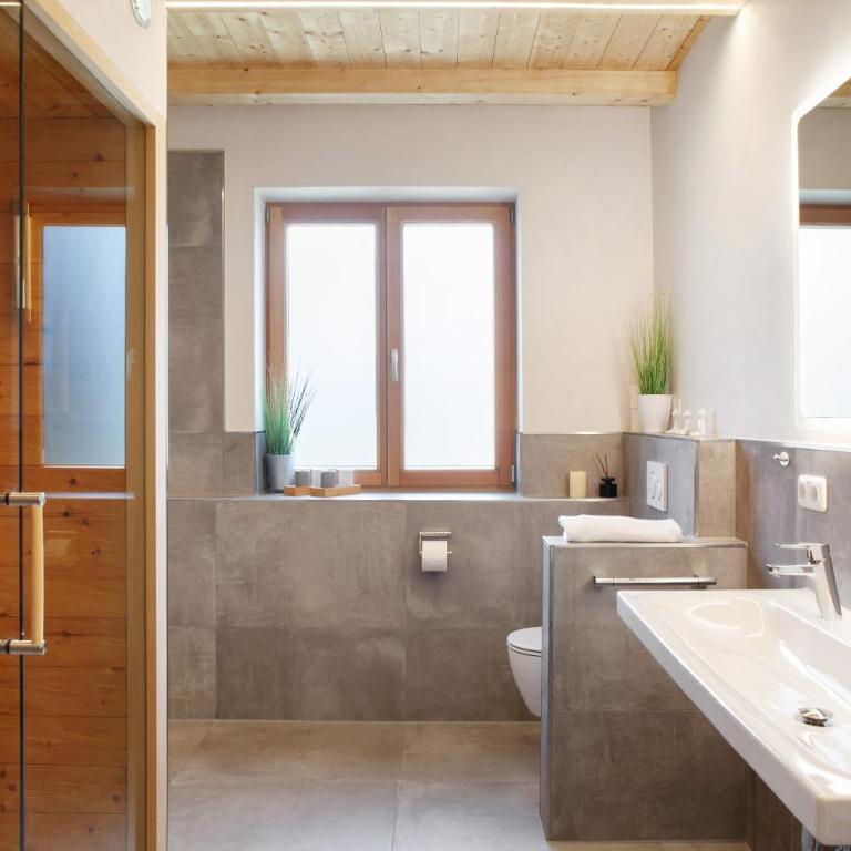 Chalet Falkenstein - Two-Bedroom Deluxe Apartment with Garden View - 16