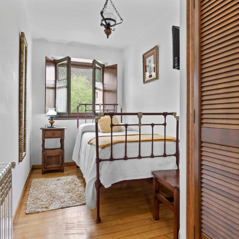 El Molin De Frieras - Three-Bedroom Premium Apartment with Balcony - 11
