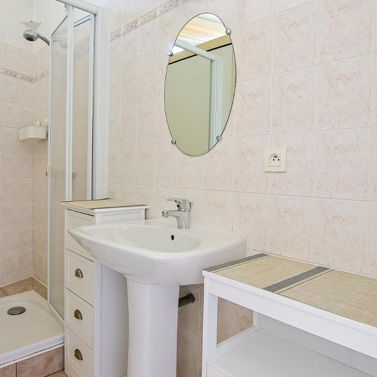 Villa Rosella - Three-Bedroom House - 20