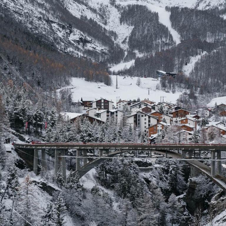 Waldhotel Fletschhorn Private Whole Hotel in Saas-Fee 360 Alpine Views & Sauna - Chalet - 85