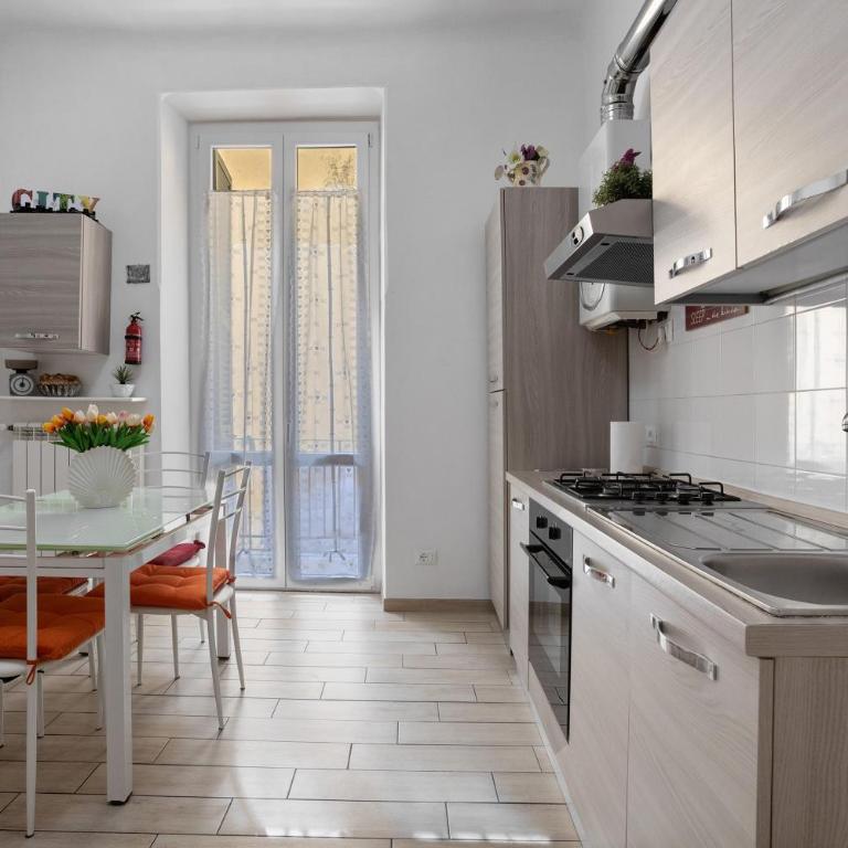 La First Ludy - Two-Bedroom Deluxe Apartment with Balcony - 8