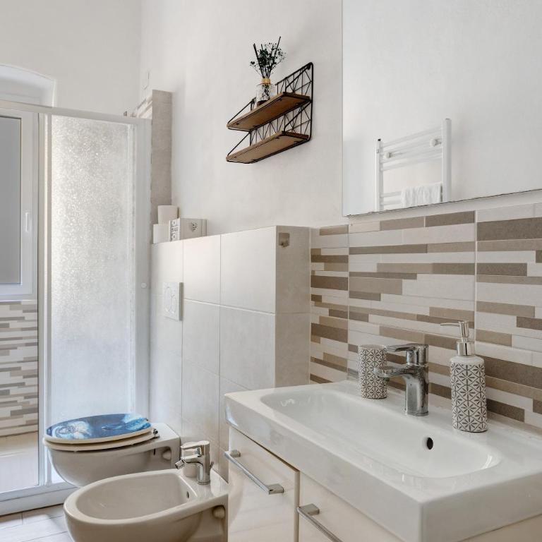 La First Ludy - Two-Bedroom Deluxe Apartment with Balcony - 9