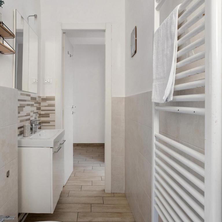 La First Ludy - Two-Bedroom Deluxe Apartment with Balcony - 13