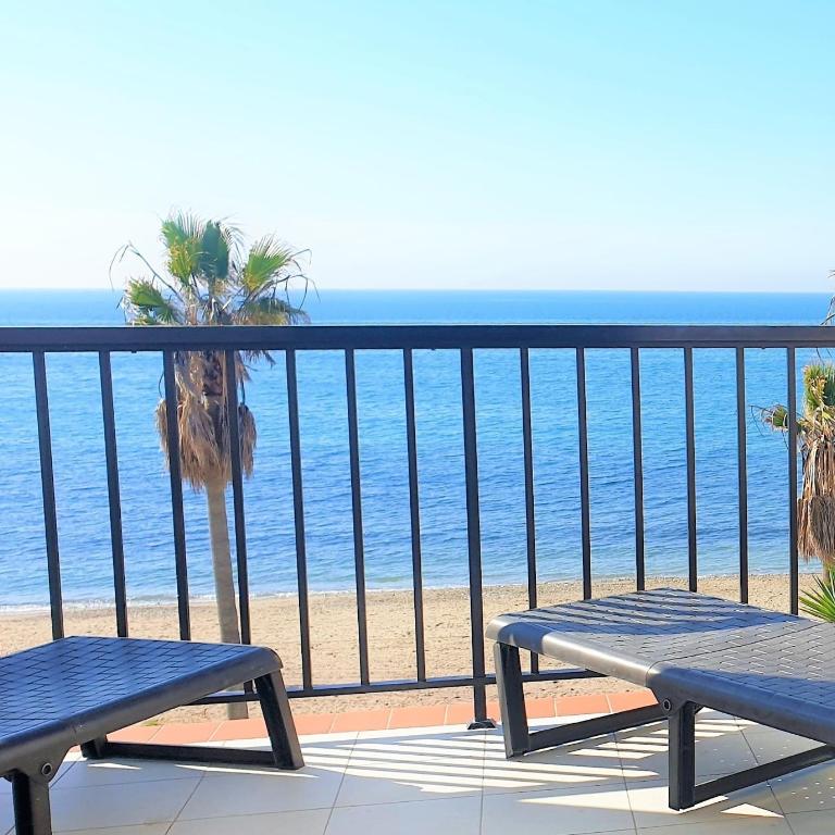 Sea Front Beach house Micaela G - Two-Bedroom Deluxe Apartment with Ocean View - 24