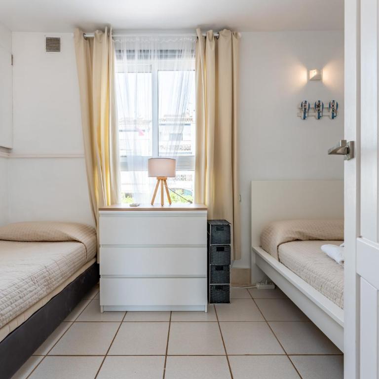Sea Front Beach house Micaela G - Two-Bedroom Deluxe Apartment with Ocean View - 20