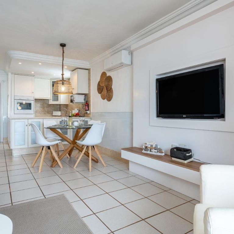 Sea Front Beach house Micaela G - Two-Bedroom Deluxe Apartment with Ocean View - 8