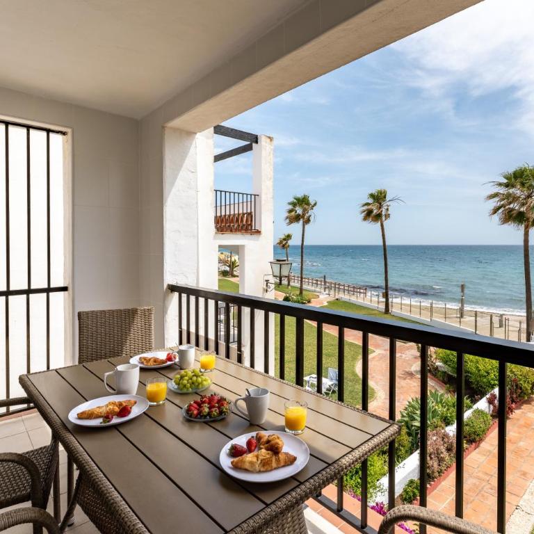 Sea Front Beach house Micaela G - Two-Bedroom Deluxe Apartment with Ocean View - 4