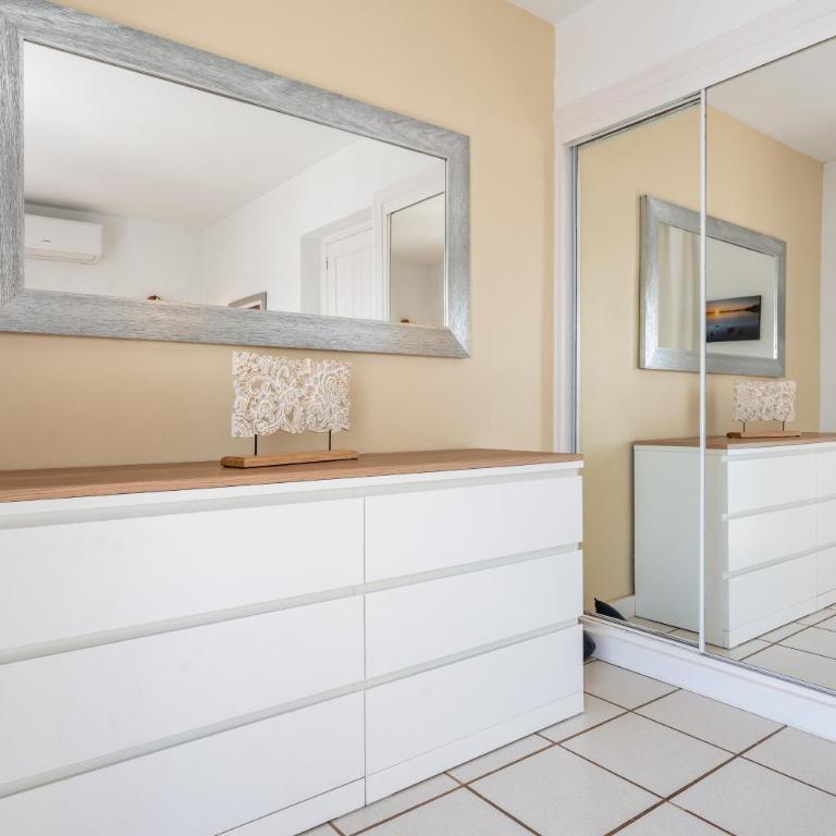 Sea Front Beach house Micaela G - Two-Bedroom Deluxe Apartment with Ocean View - 16