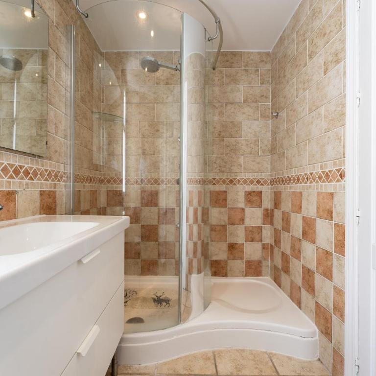 Sea Front Beach house Micaela G - Two-Bedroom Deluxe Apartment with Ocean View - 17