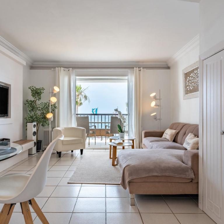 Sea Front Beach house Micaela G - Two-Bedroom Deluxe Apartment with Ocean View - 6