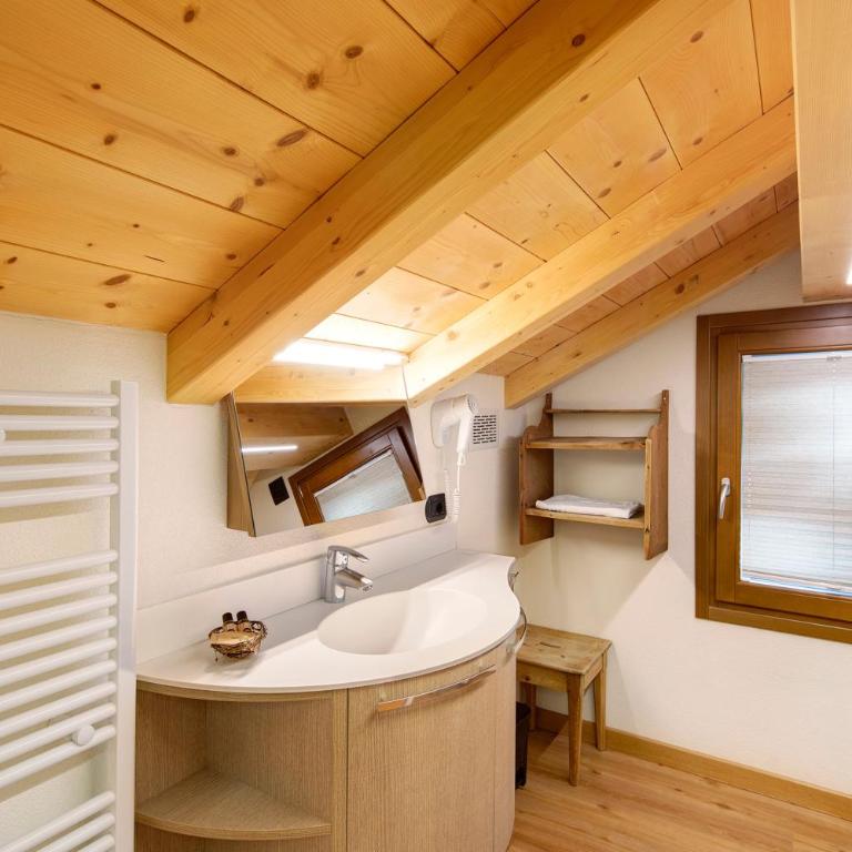Chalet Lamada - Two-Bedroom Deluxe Apartment with Balcony - 13
