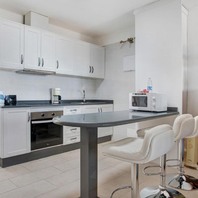 Puerto Chico V - Two-Bedroom Deluxe Apartment with Ocean View - 11
