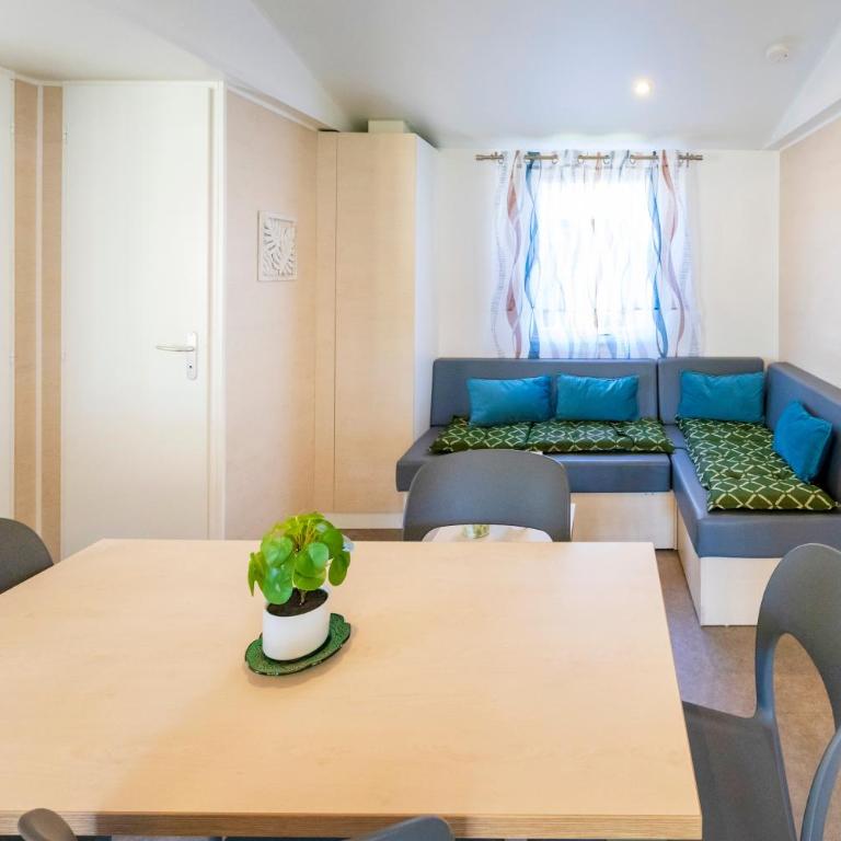 Camping Les Oyats - Two-Bedroom Deluxe Apartment with Garden View - 4