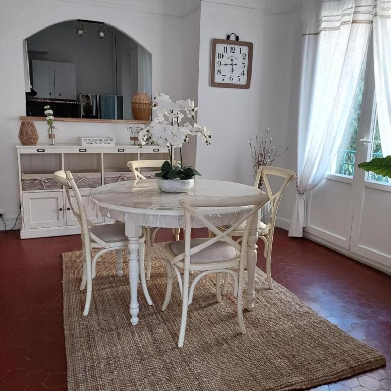 Toulon Soleil Et Douceur ll - Two-Bedroom Deluxe Apartment with Balcony - 27
