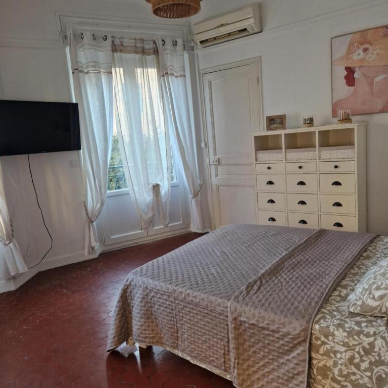 Toulon Soleil Et Douceur ll - Two-Bedroom Deluxe Apartment with Balcony - 7