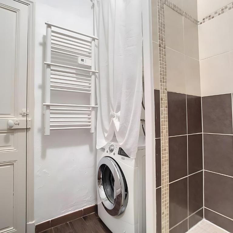 Toulon Soleil Et Douceur ll - Two-Bedroom Deluxe Apartment with Balcony - 29