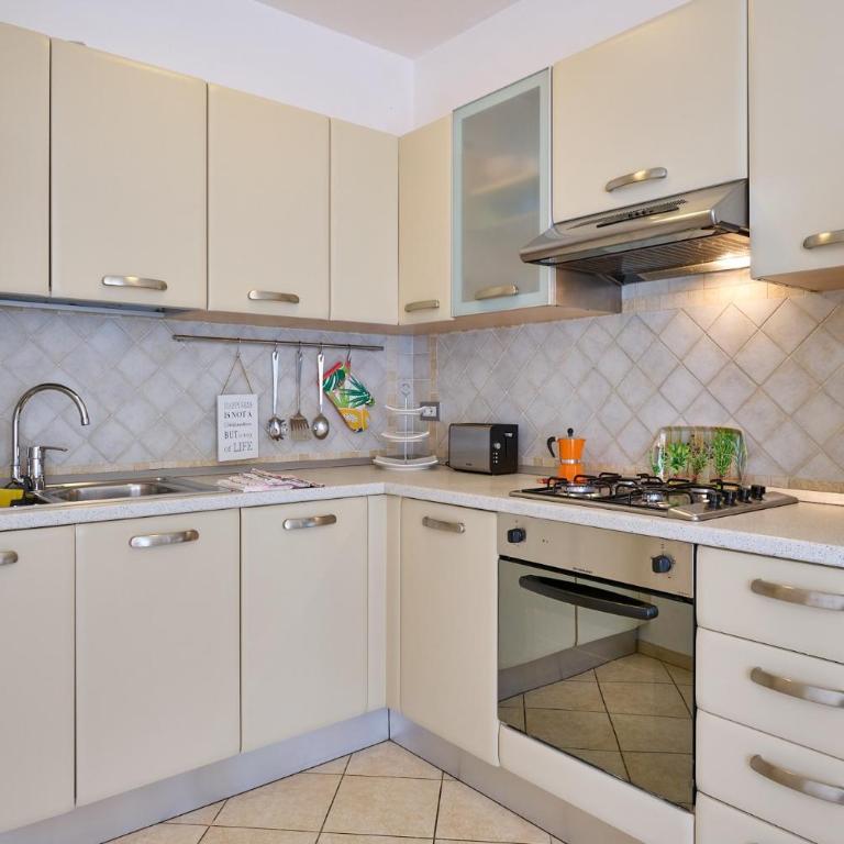 Madonnina Apartment in Lazise - Appartamento Deluxe con 2 Camere da Letto e Balcone - 8