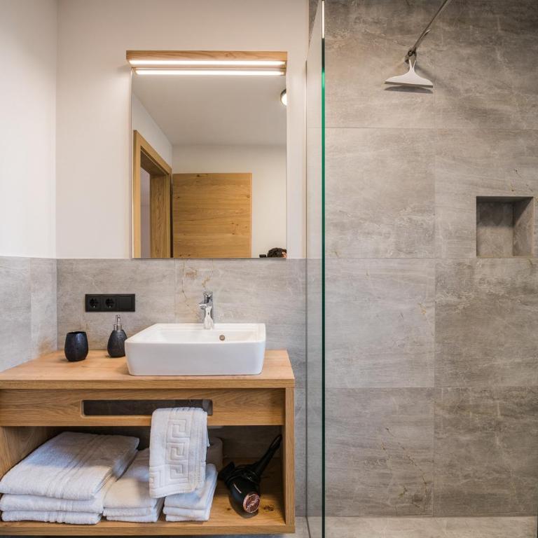 Kuenz Dolomites App 4 - Superior Apartment mit 1 Schlafzimmer und Balkon - 8