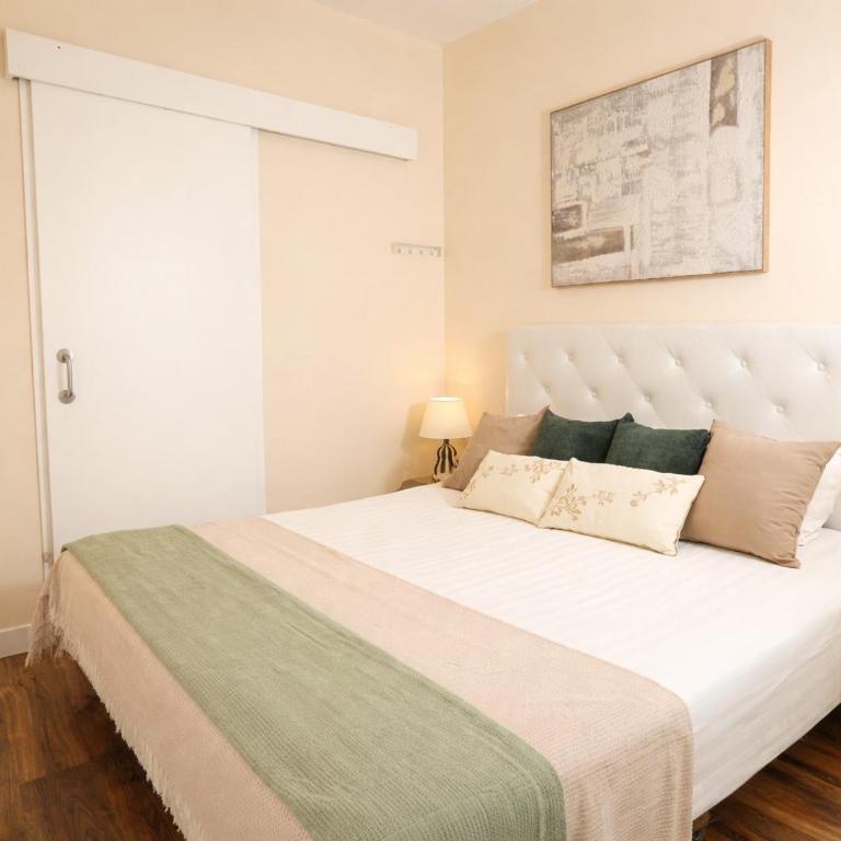 Tibidabo Apartments - Two-Bedroom Apartment with Garden - 19
