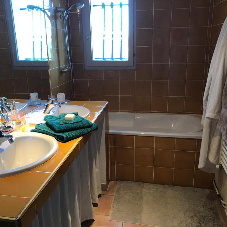 chambres d'hôtes Au Pied Du Ventoux - Chambre Triple avec Baignoire - 23