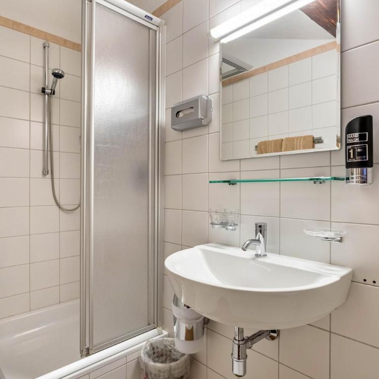 Fuchswirt Kelchsau - Dreibettzimmer mit Dusche - 12