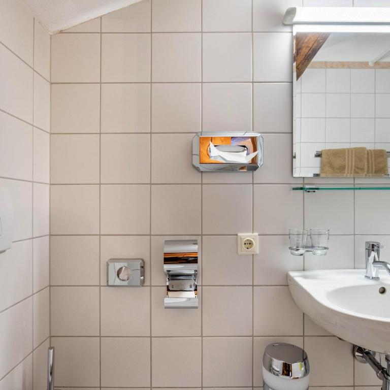 Fuchswirt Kelchsau - Dreibettzimmer mit Dusche - 12