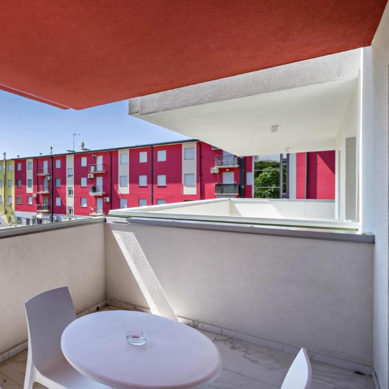 Planet Suite 203 - Monolocale con Terrazza - 2