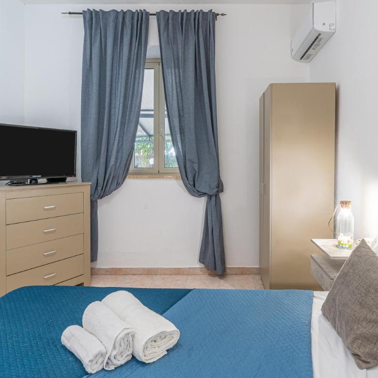 Villa Gardenia fronte mare - Three-Bedroom Apartment with Water View - 19