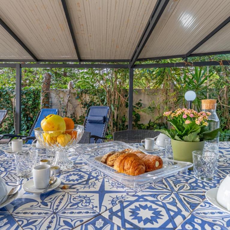 Villa Gardenia fronte mare - Three-Bedroom Apartment with Water View - 26