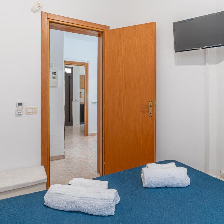 Villa Gardenia fronte mare - Three-Bedroom Apartment with Water View - 11
