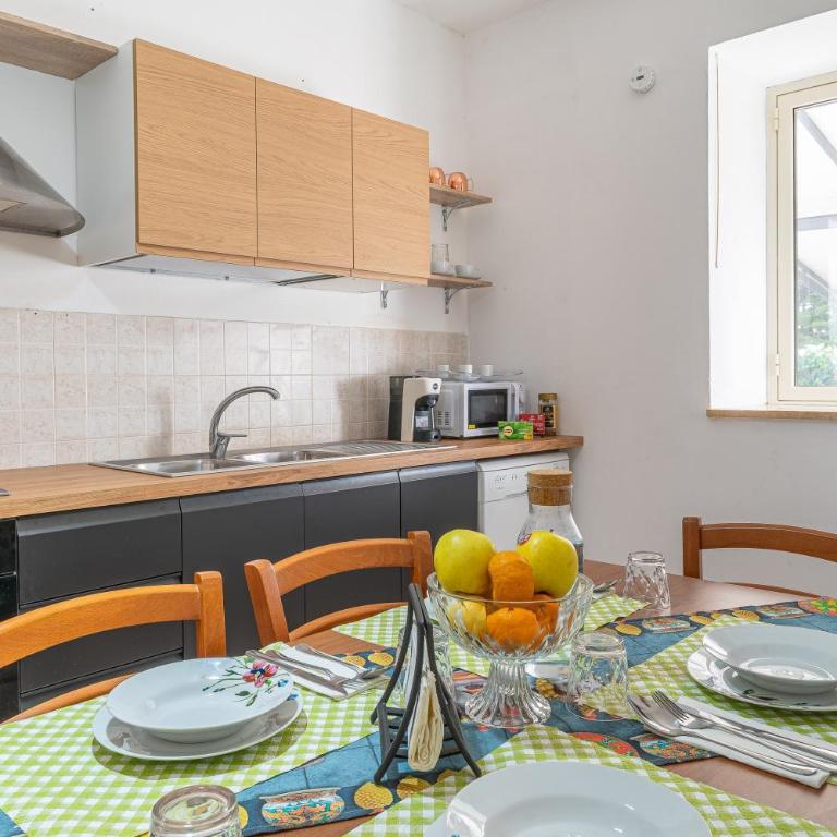 Villa Gardenia fronte mare - Three-Bedroom Apartment with Water View - 8