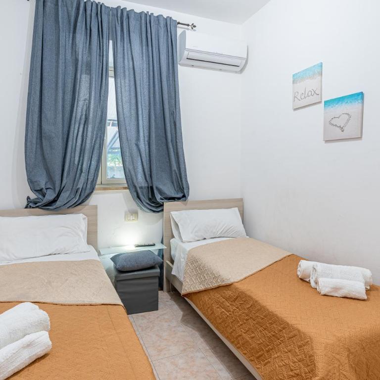 Villa Gardenia fronte mare - Three-Bedroom Apartment with Water View - 21