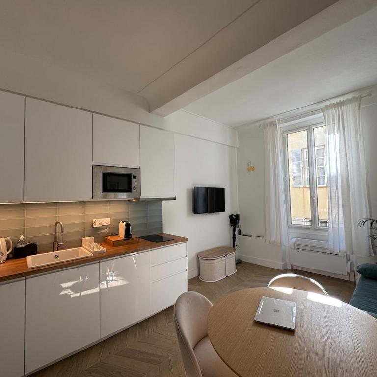 Luxury renovated apartment in Antibes Old Town - One-Bedroom Apartment - 4