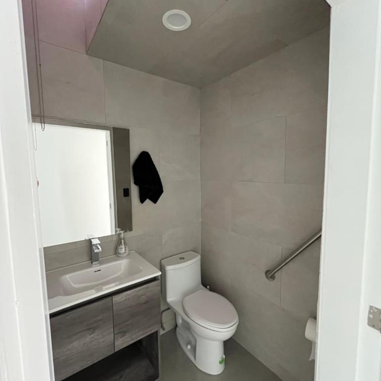 Bonito espacio de habitación con terraza, cocina y baño privado en Casa Oasis Malvas - World Cup visitors welcome! - One-Bedroom Apartment - 34