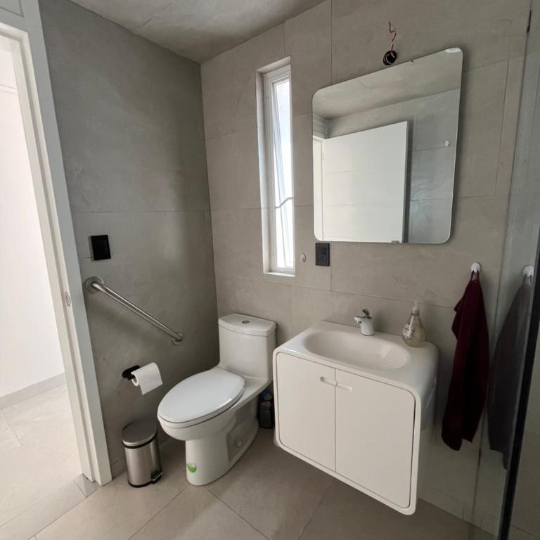 Bonito espacio de habitación con terraza, cocina y baño privado en Casa Oasis Malvas - World Cup visitors welcome! - One-Bedroom Apartment - 30