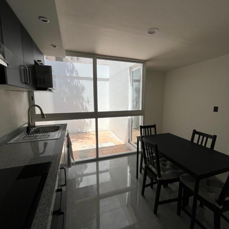 Bonito espacio de habitación con terraza, cocina y baño privado en Casa Oasis Malvas - World Cup visitors welcome! - One-Bedroom Apartment - 19