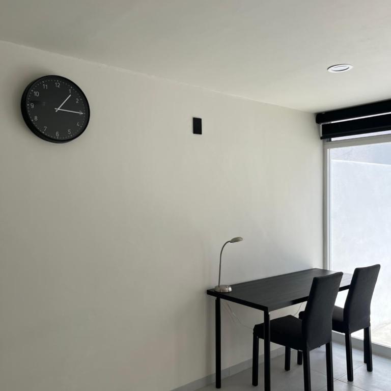 Bonito espacio de habitación con terraza, cocina y baño privado en Casa Oasis Malvas - World Cup visitors welcome! - One-Bedroom Apartment - 8