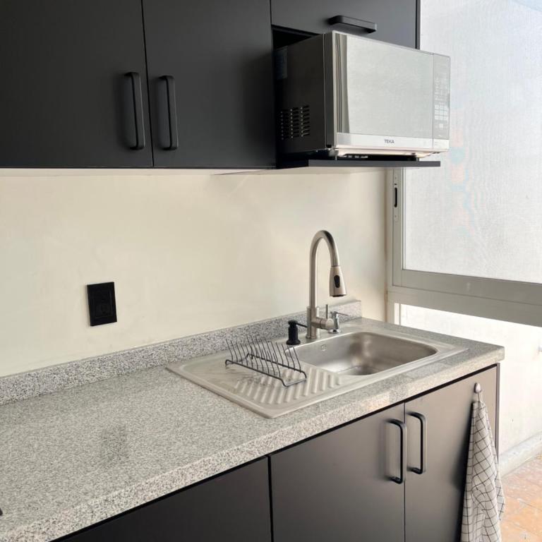 Bonito espacio de habitación con terraza, cocina y baño privado en Casa Oasis Malvas - World Cup visitors welcome! - One-Bedroom Apartment - 16