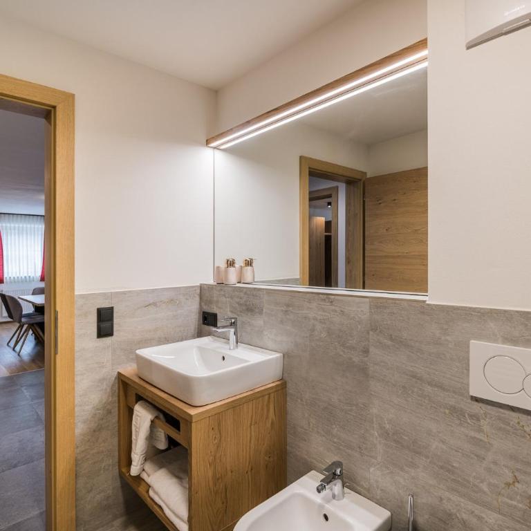 Kuenz Dolomites App 5 - Deluxe-Apartment mit 2 Schlafzimmern und Gartenblick - 10