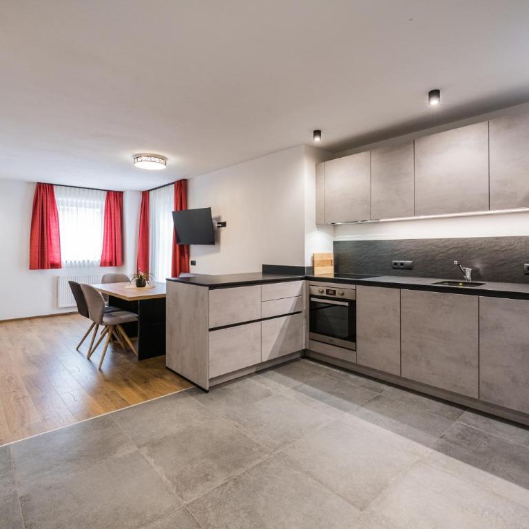 Kuenz Dolomites App 5 - Deluxe-Apartment mit 2 Schlafzimmern und Gartenblick - 2