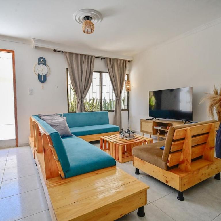 Casa con piscina y terraza privada a pasos de la playa - Three-Bedroom Home - 1