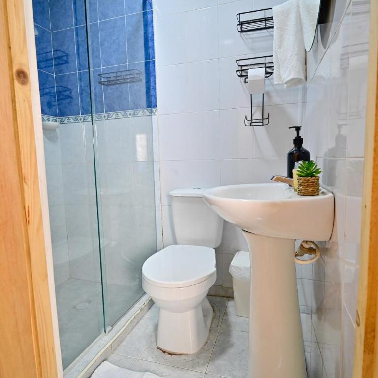 Casa con piscina y terraza privada a pasos de la playa - Three-Bedroom Home - 8