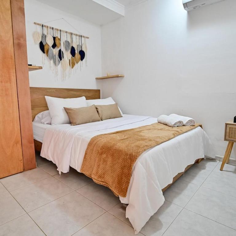 Casa con piscina y terraza privada a pasos de la playa - Three-Bedroom Home - 12