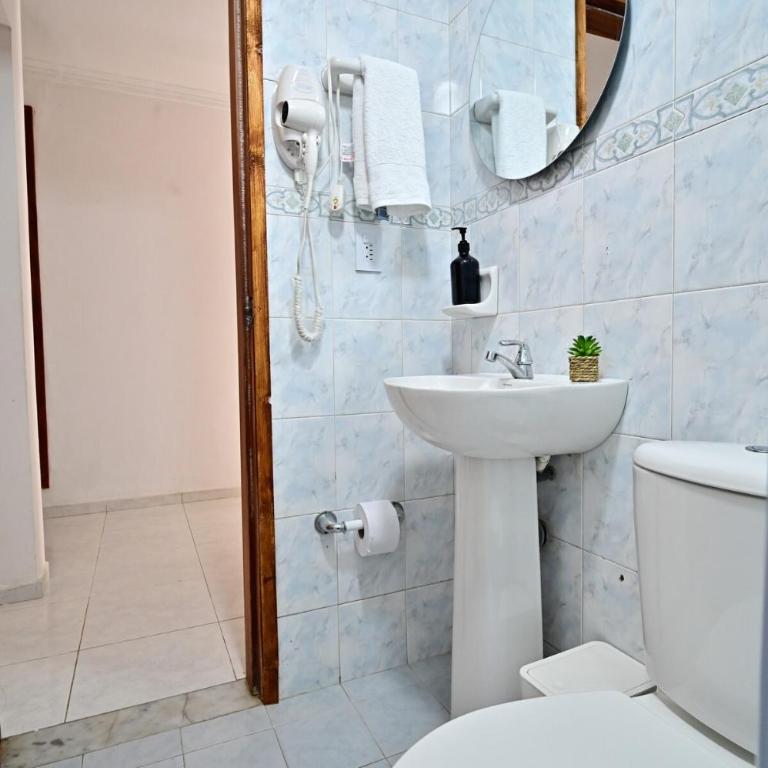Casa con piscina y terraza privada a pasos de la playa - Three-Bedroom Home - 24