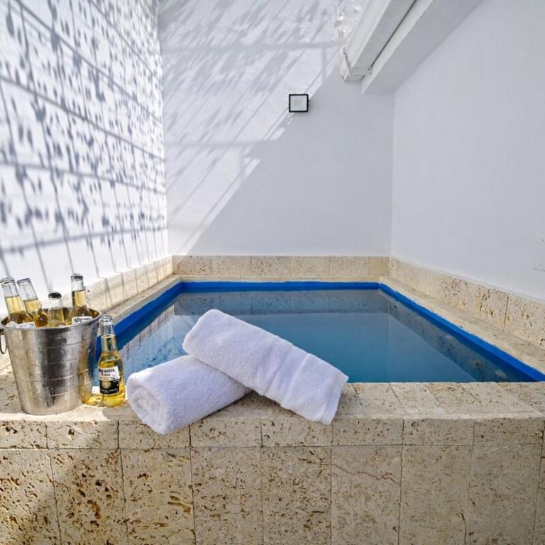 Casa con piscina y terraza privada a pasos de la playa - Three-Bedroom Home - 25