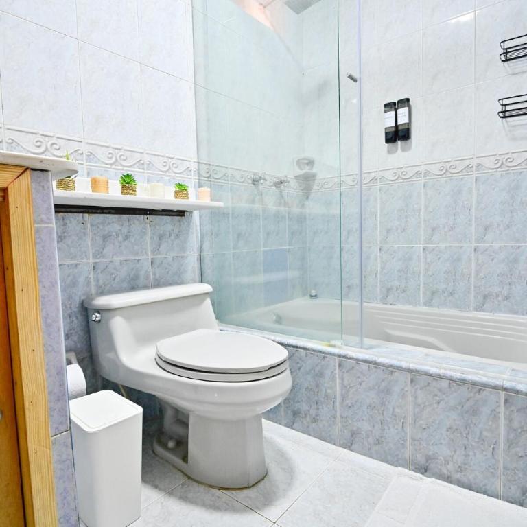 Casa con piscina y terraza privada a pasos de la playa - Three-Bedroom Home - 26
