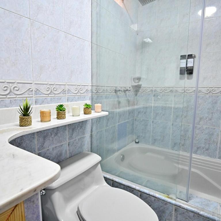 Casa con piscina y terraza privada a pasos de la playa - Three-Bedroom Home - 35